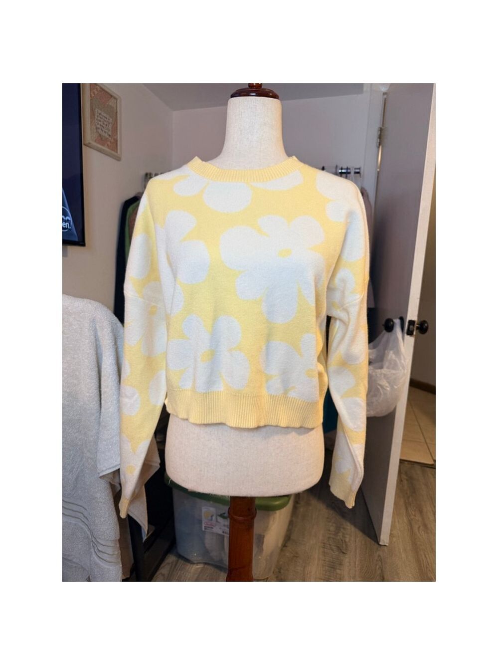 Luna Ivy yellow and white sweater sz med.